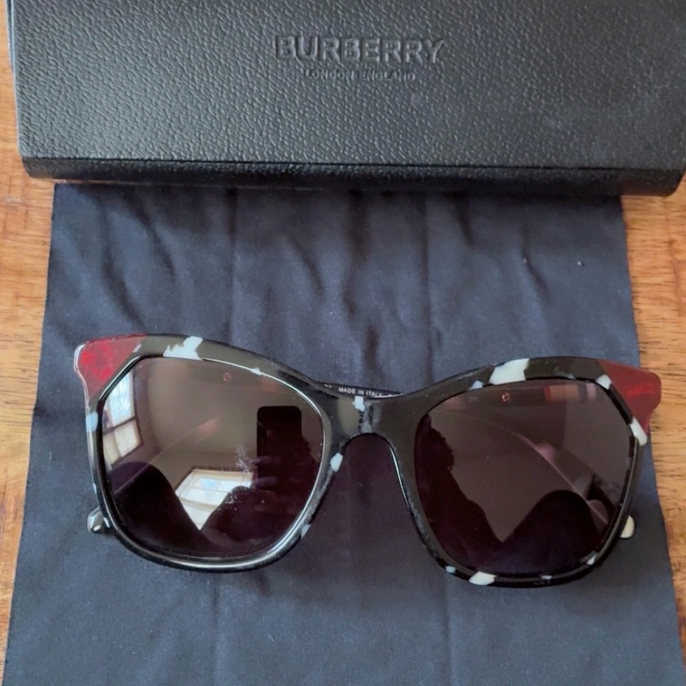 Burberry Black and Red Patterned Sunglasses